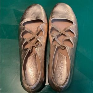 Earthies gold strap flats. EUC